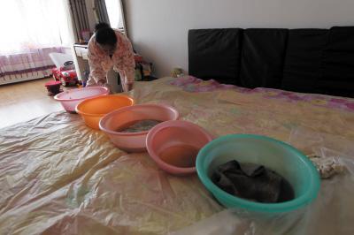 林芝楼上漏水，住户失联，小区没物管，业主维权难！律师来支招……
